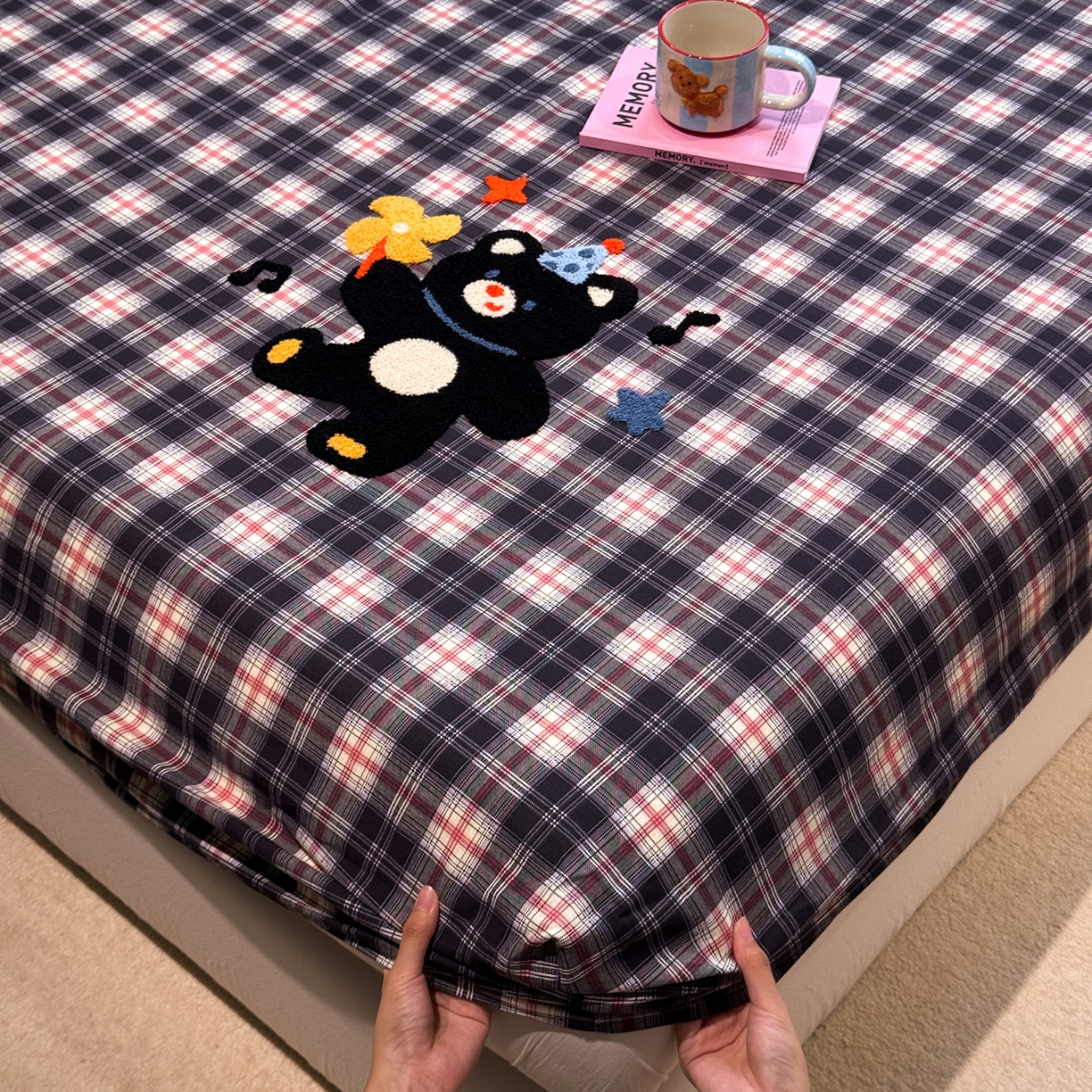 91家纺网 家纺一手货源 找家纺 珺柔家纺 2025新款磨毛毛巾绣床笠 风车小熊