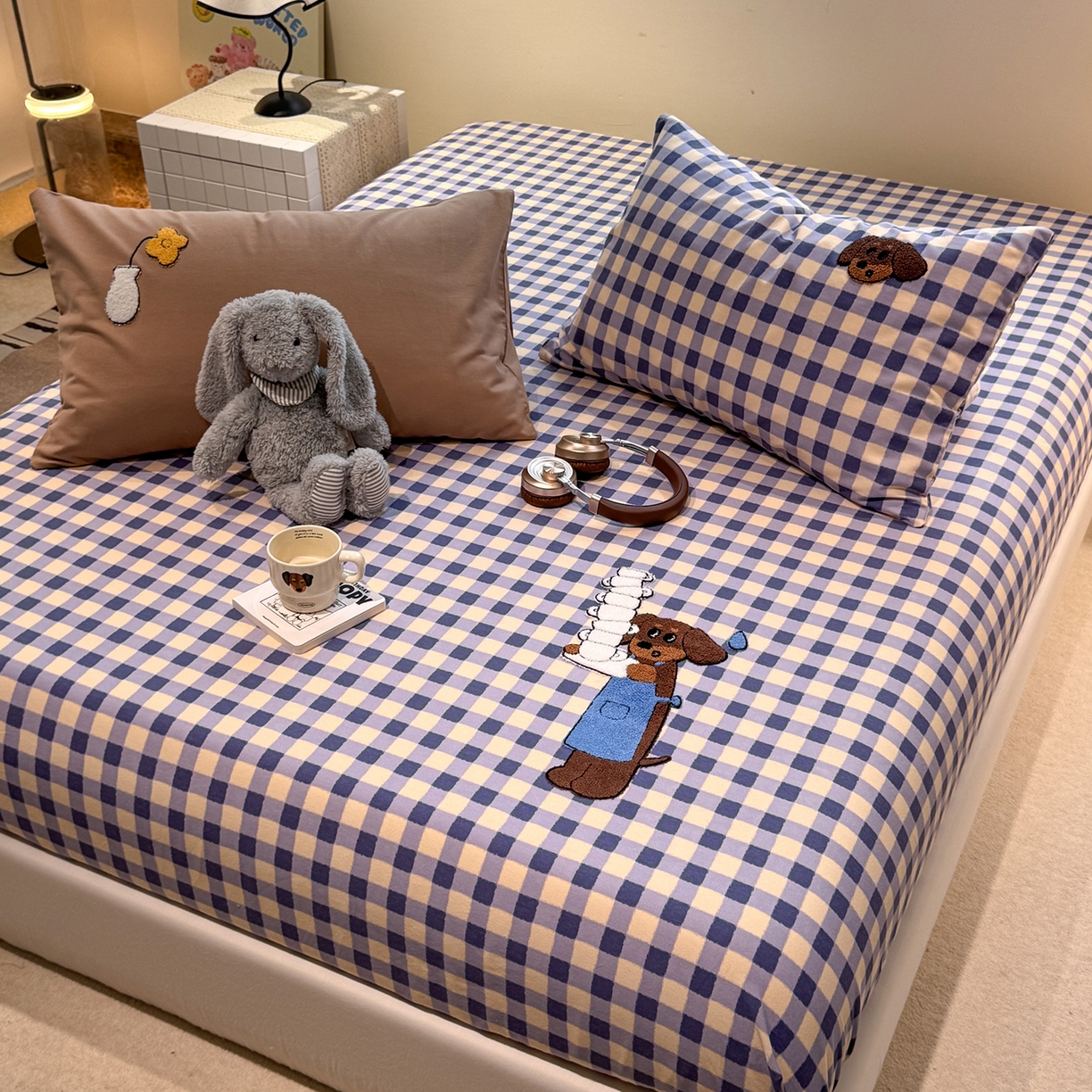 91家纺网 家纺一手货源 找家纺 珺柔家纺 2025新款磨毛毛巾绣床笠 咖啡店小狗