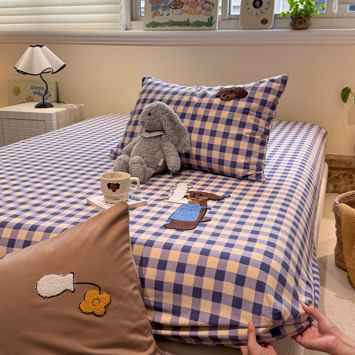 91家纺网 家纺一手货源 找家纺 珺柔家纺 2025新款磨毛毛巾绣床笠 咖啡店小狗