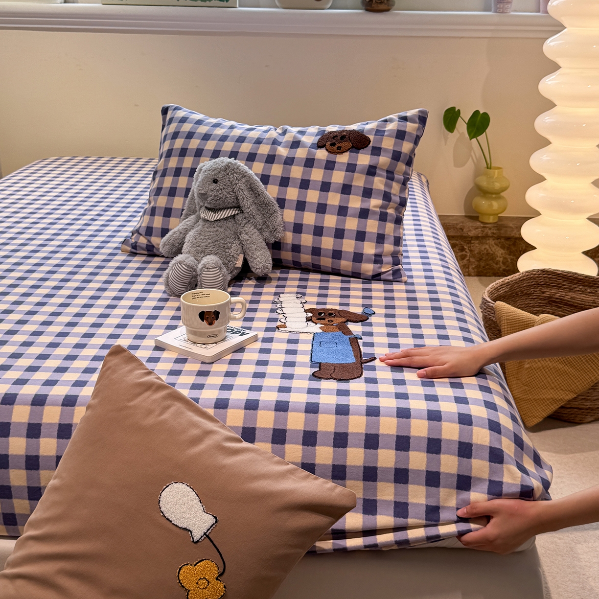 91家纺网 家纺一手货源 找家纺 珺柔家纺 2025新款磨毛毛巾绣床笠 咖啡店小狗