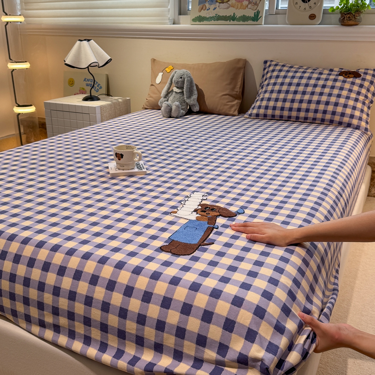 91家纺网 家纺一手货源 找家纺 珺柔家纺 2025新款磨毛毛巾绣床笠 咖啡店小狗