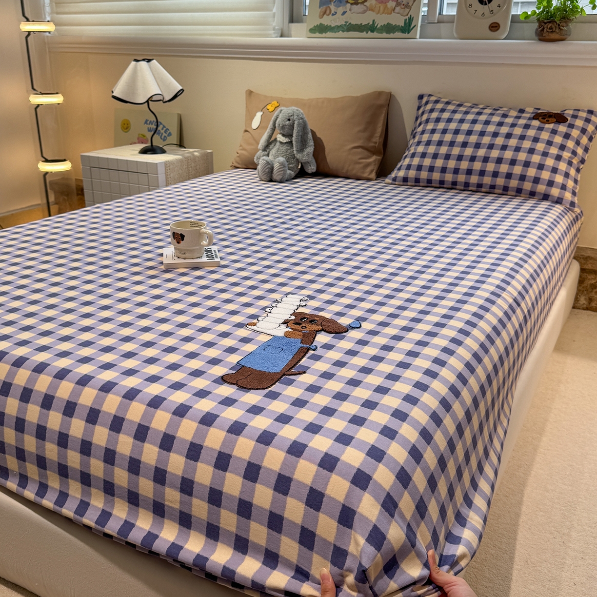 91家纺网 家纺一手货源 找家纺 珺柔家纺 2025新款磨毛毛巾绣床笠 咖啡店小狗