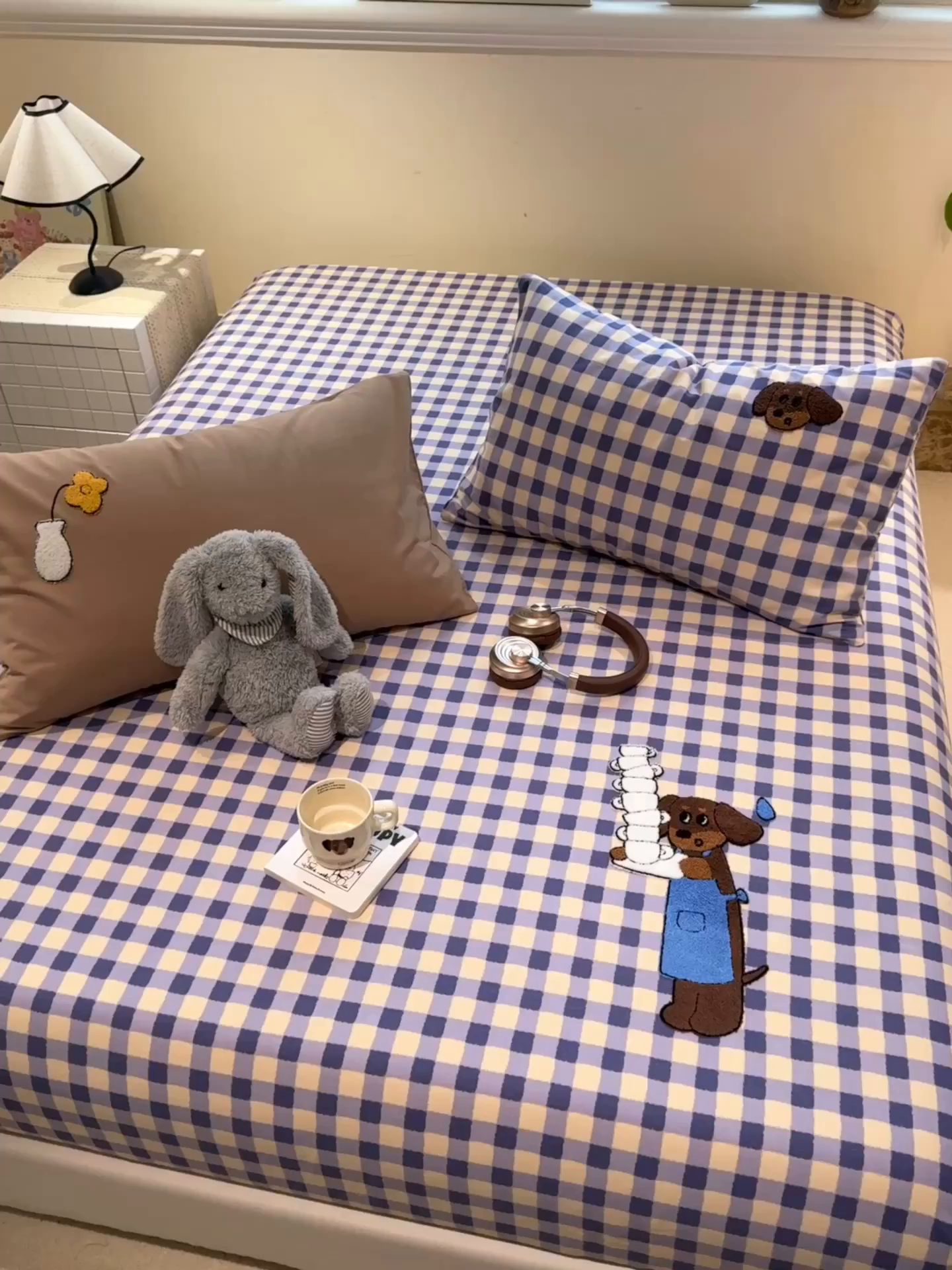 91家纺网 家纺一手货源 找家纺 珺柔家纺 2025新款磨毛毛巾绣床笠 咖啡店小狗