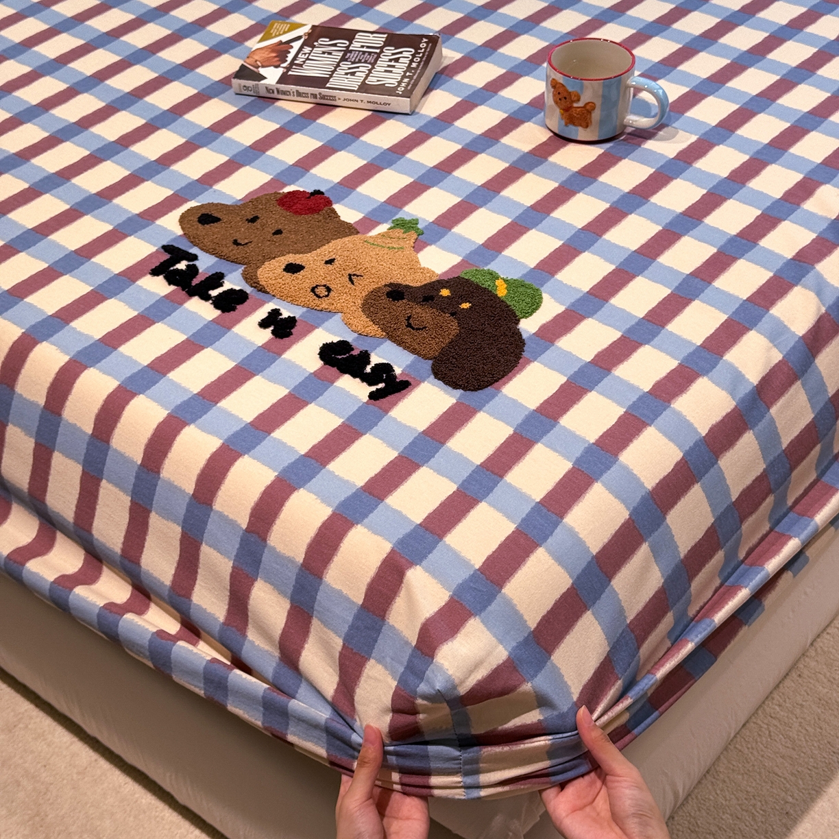 91家纺网 家纺一手货源 找家纺 珺柔家纺 2025新款磨毛毛巾绣床笠 腊肠三小只