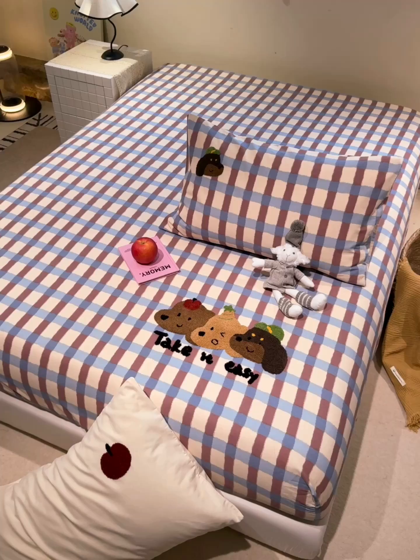 91家纺网 家纺一手货源 找家纺 珺柔家纺 2025新款磨毛毛巾绣床笠 腊肠三小只