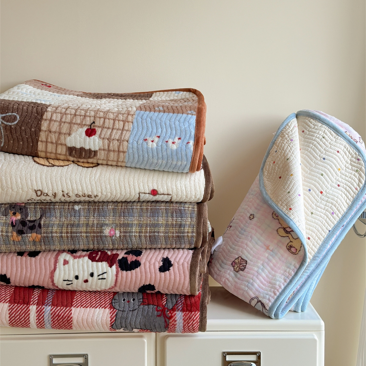 91家纺网 家纺一手货源 找家纺 （总）暖生活 2025新款高克重牛奶绒床盖三件套