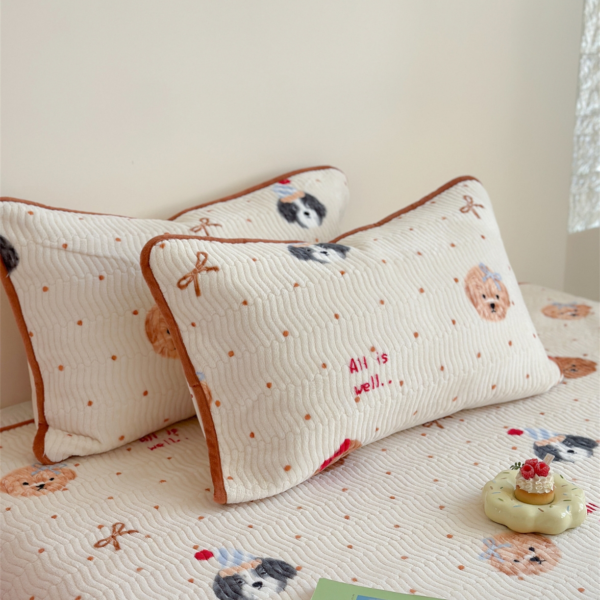 91家纺网 家纺一手货源 找家纺 暖生活 2025新款高克重牛奶绒床盖三件套 点点狗