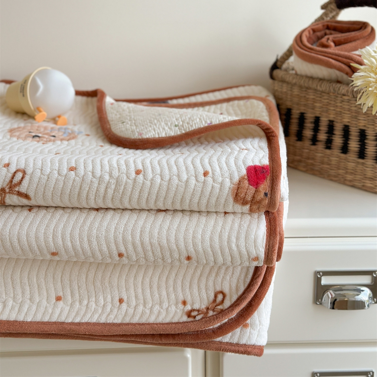 91家纺网 家纺一手货源 找家纺 暖生活 2025新款高克重牛奶绒床盖三件套 点点狗