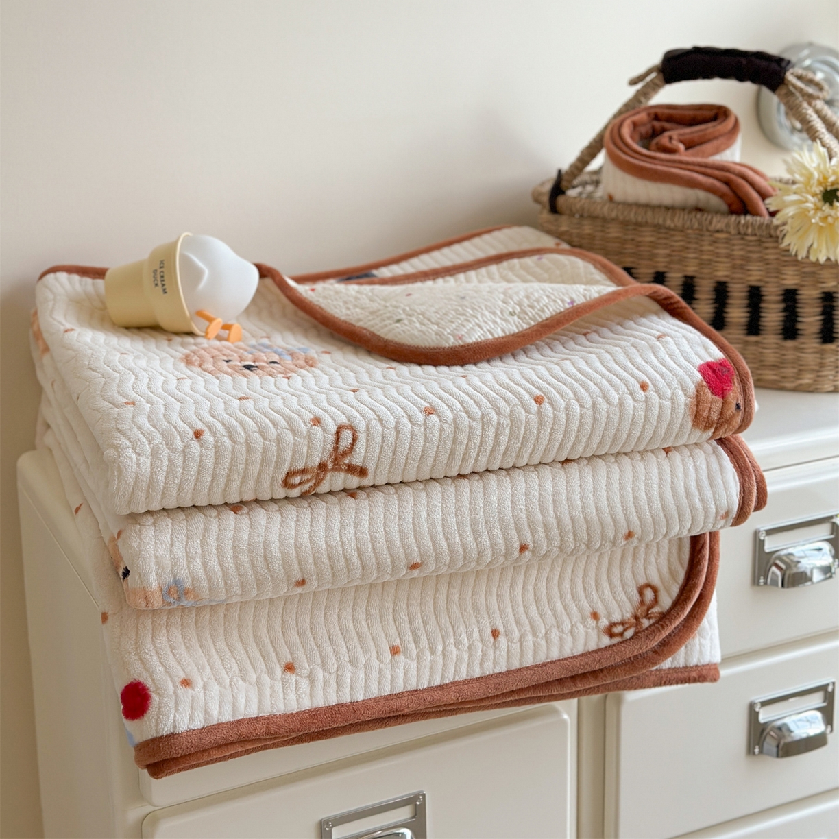 91家纺网 家纺一手货源 找家纺 暖生活 2025新款高克重牛奶绒床盖三件套 点点狗