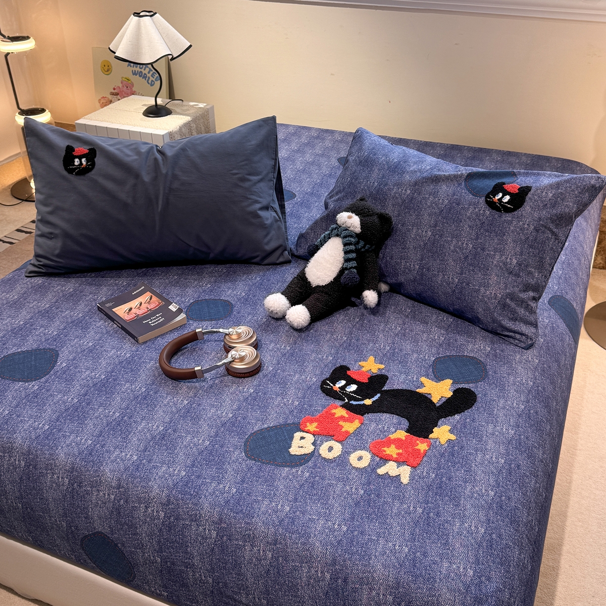 91家纺网 家纺一手货源 找家纺 珺柔家纺 2025新款磨毛毛巾绣床笠 牛仔猫