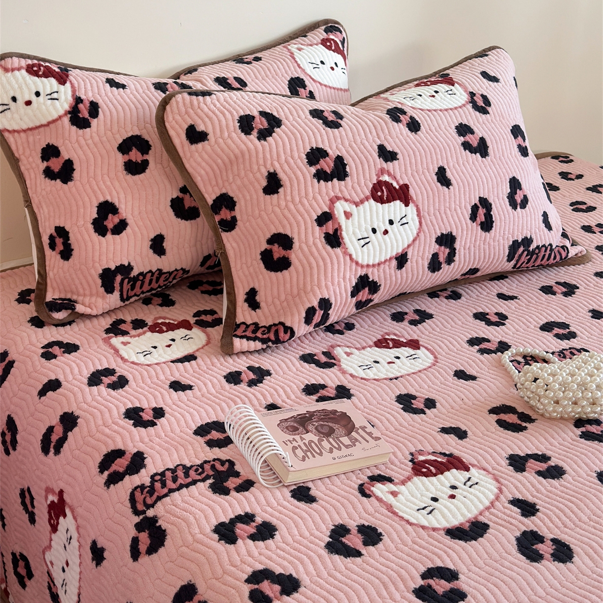 91家纺网 家纺一手货源 找家纺 暖生活 2025新款高克重牛奶绒床盖三件套 粉豹纹猫咪