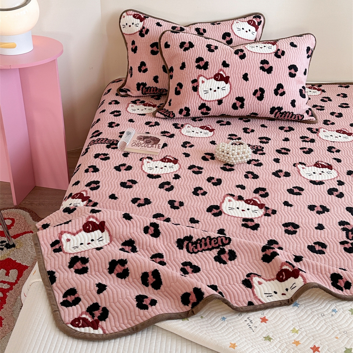 91家纺网 家纺一手货源 找家纺 暖生活 2025新款高克重牛奶绒床盖三件套 粉豹纹猫咪