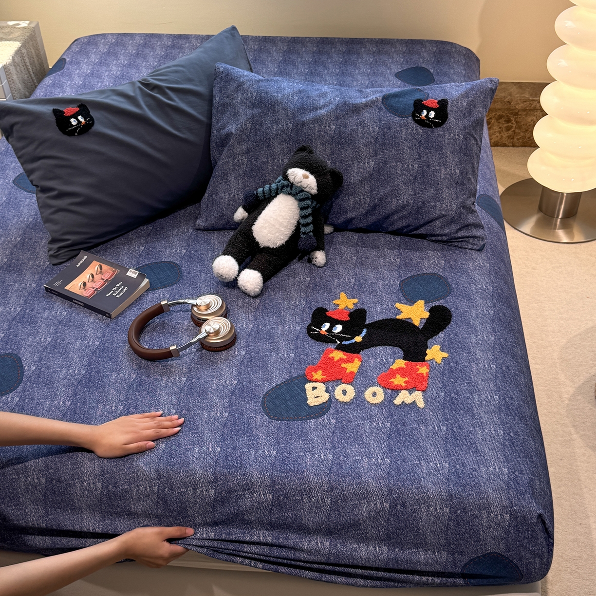 91家纺网 家纺一手货源 找家纺 珺柔家纺 2025新款磨毛毛巾绣床笠 牛仔猫