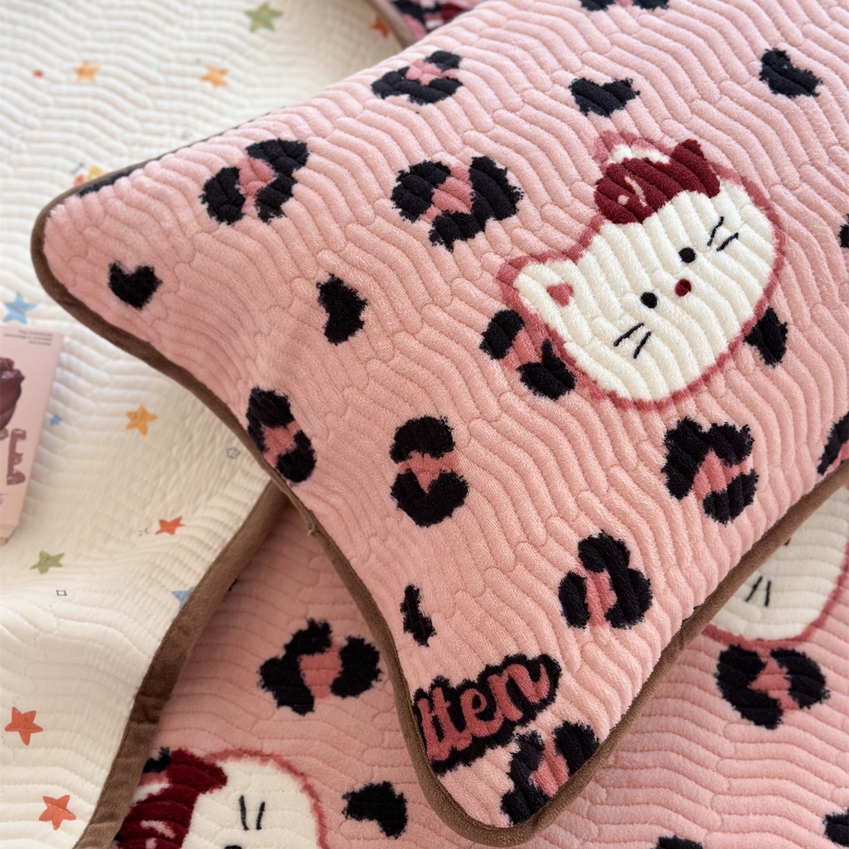 91家纺网 家纺一手货源 找家纺 暖生活 2025新款高克重牛奶绒床盖三件套 粉豹纹猫咪