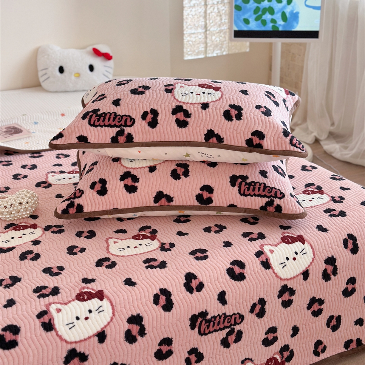 91家纺网 家纺一手货源 找家纺 暖生活 2025新款高克重牛奶绒床盖三件套 粉豹纹猫咪