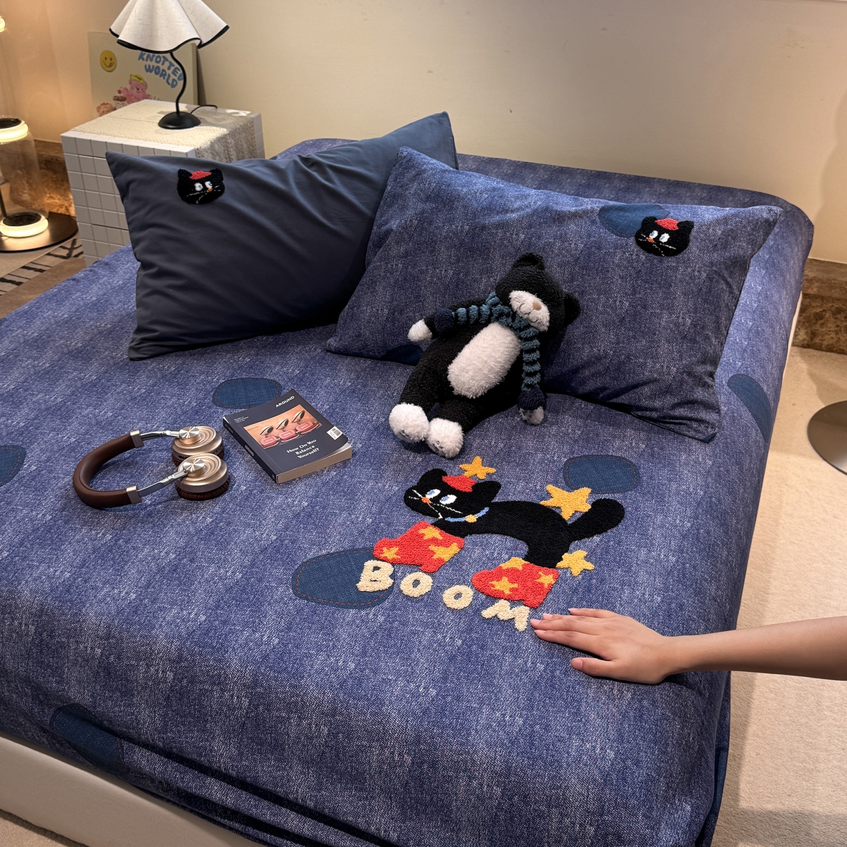 91家纺网 家纺一手货源 找家纺 珺柔家纺 2025新款磨毛毛巾绣床笠 牛仔猫