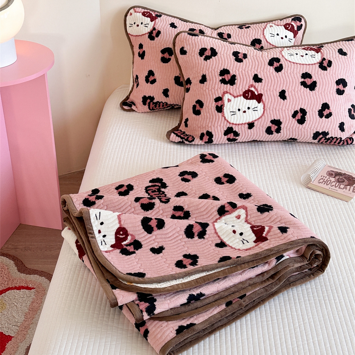 91家纺网 家纺一手货源 找家纺 暖生活 2025新款高克重牛奶绒床盖三件套 粉豹纹猫咪