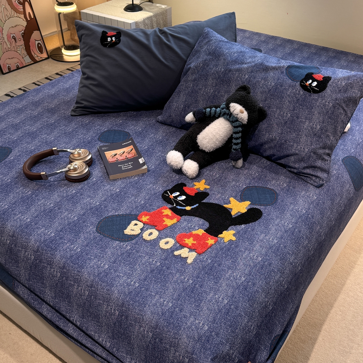 91家纺网 家纺一手货源 找家纺 珺柔家纺 2025新款磨毛毛巾绣床笠 牛仔猫