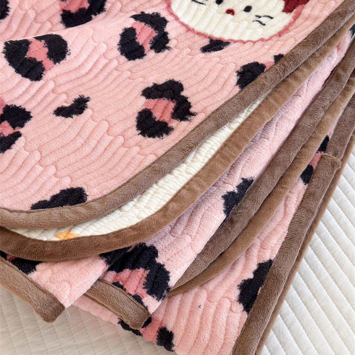 91家纺网 家纺一手货源 找家纺 暖生活 2025新款高克重牛奶绒床盖三件套 粉豹纹猫咪