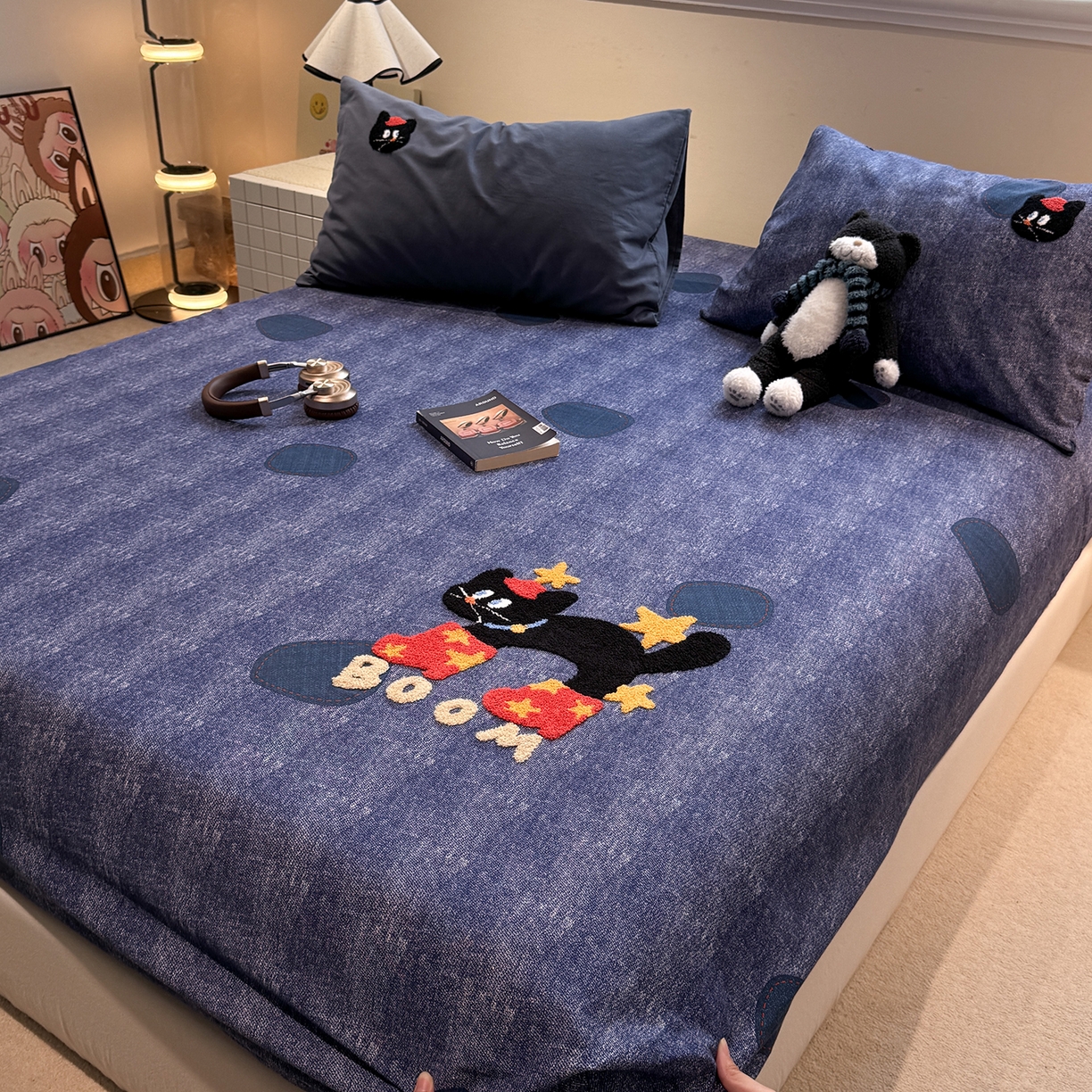 91家纺网 家纺一手货源 找家纺 珺柔家纺 2025新款磨毛毛巾绣床笠 牛仔猫