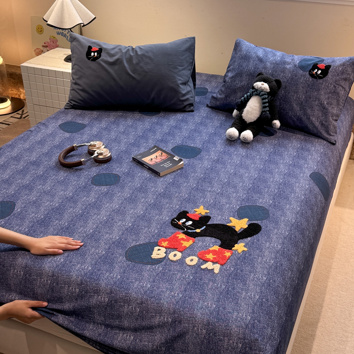 91家纺网 家纺一手货源 找家纺 珺柔家纺 2025新款磨毛毛巾绣床笠 牛仔猫