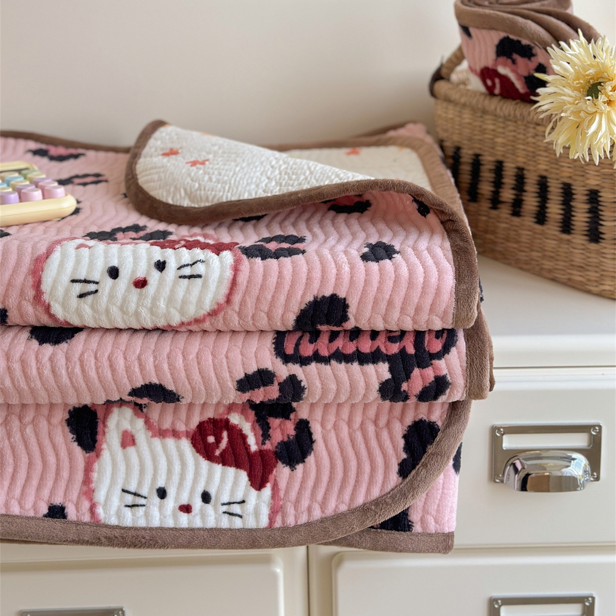 91家纺网 家纺一手货源 找家纺 暖生活 2025新款高克重牛奶绒床盖三件套 粉豹纹猫咪