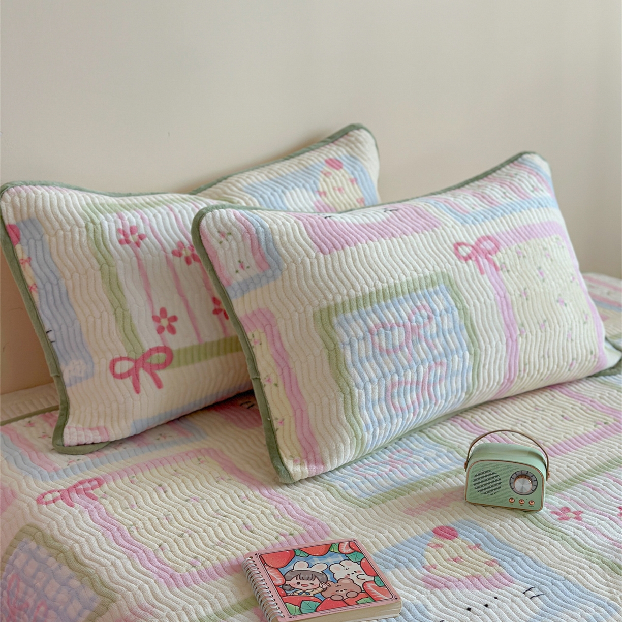 91家纺网 家纺一手货源 找家纺 暖生活 2025新款高克重牛奶绒床盖三件套 粉兔拼图