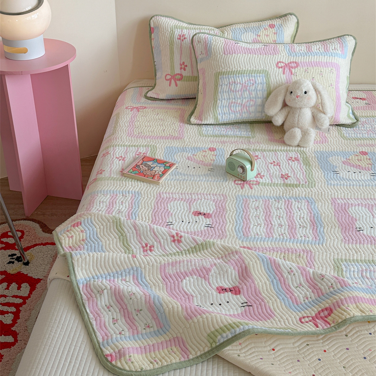 91家纺网 家纺一手货源 找家纺 暖生活 2025新款高克重牛奶绒床盖三件套 粉兔拼图