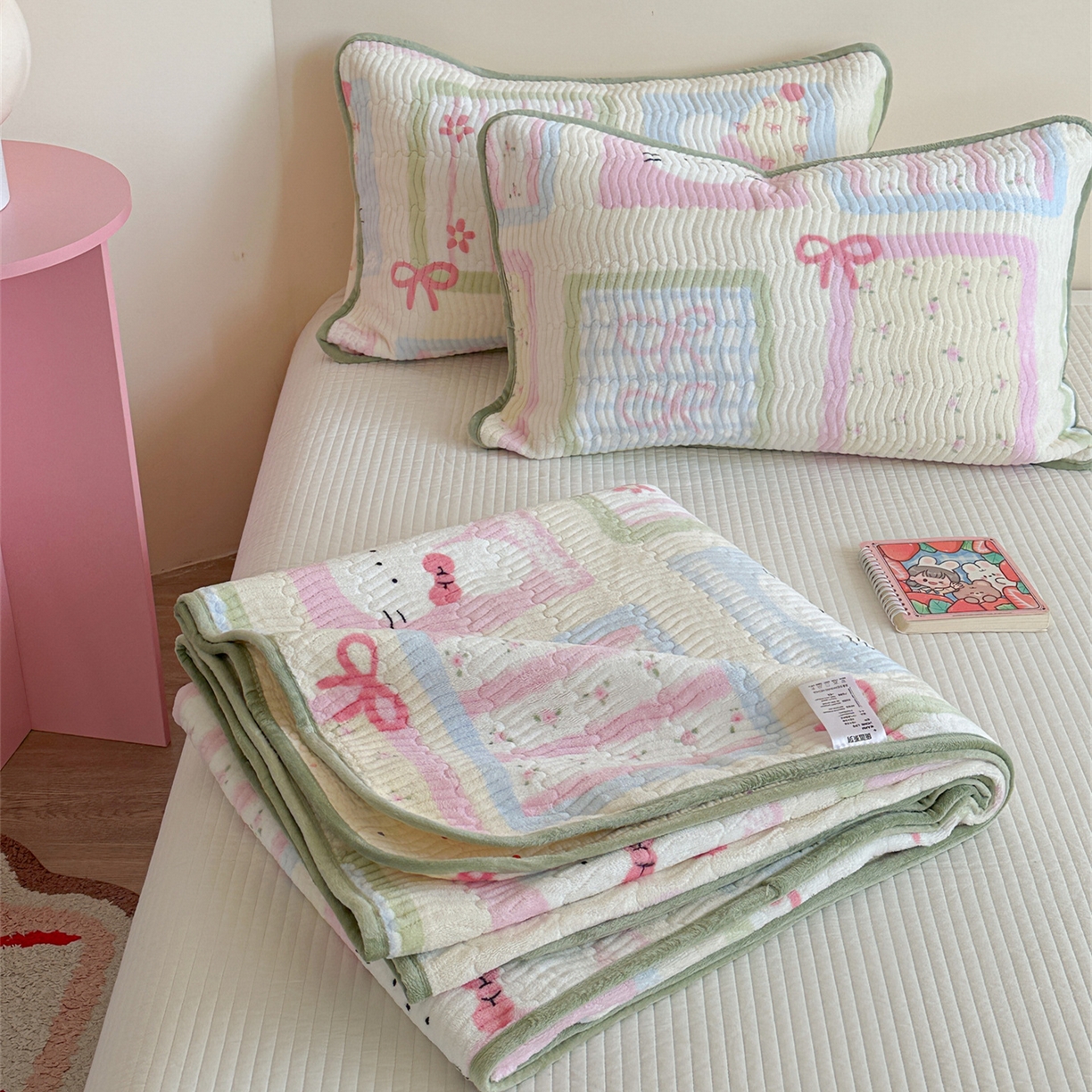 91家纺网 家纺一手货源 找家纺 暖生活 2025新款高克重牛奶绒床盖三件套 粉兔拼图