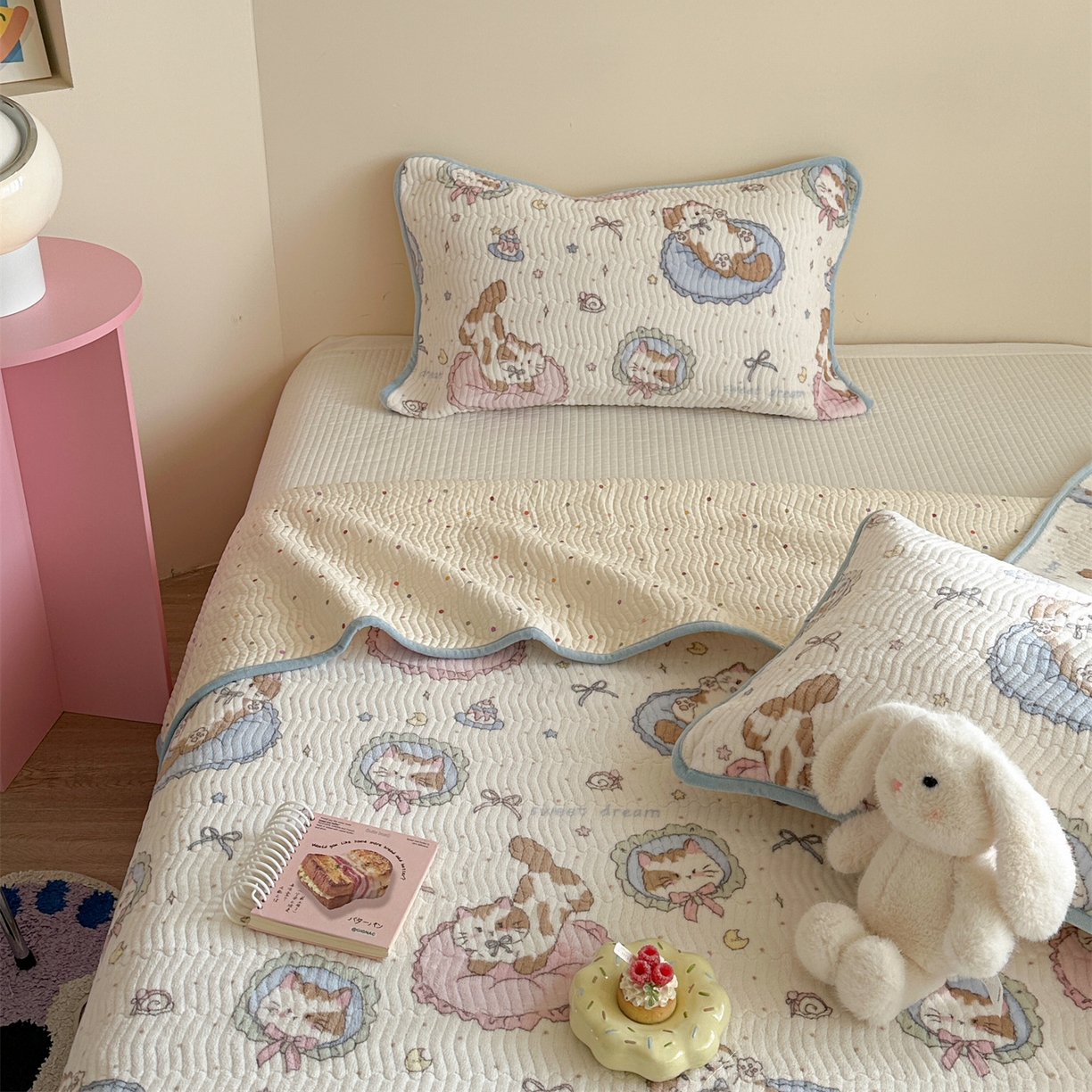 91家纺网 家纺一手货源 找家纺 暖生活 2025新款高克重牛奶绒床盖三件套 酣睡小喵