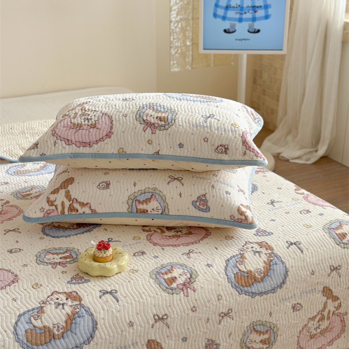 91家纺网 家纺一手货源 找家纺 暖生活 2025新款高克重牛奶绒床盖三件套 酣睡小喵