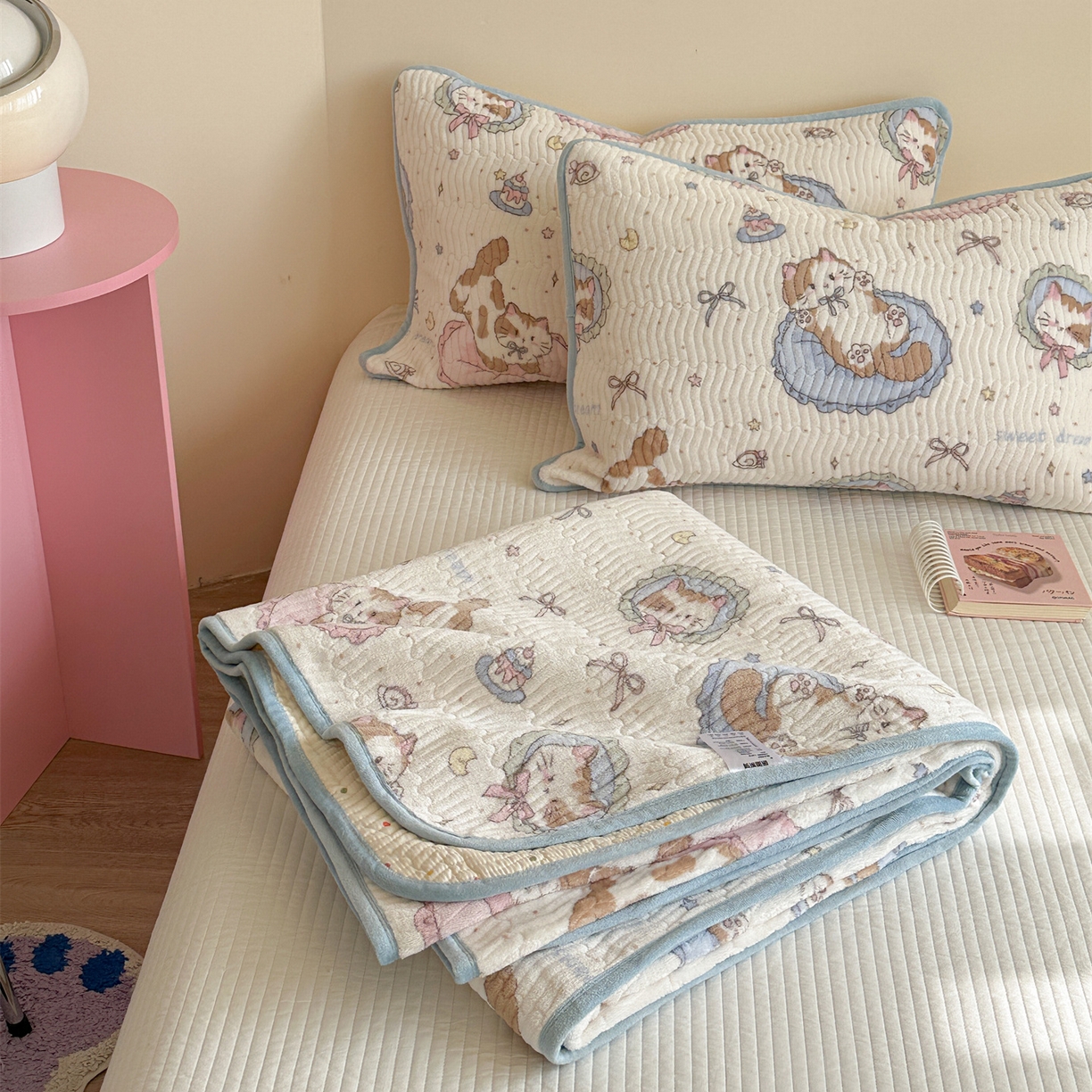 91家纺网 家纺一手货源 找家纺 暖生活 2025新款高克重牛奶绒床盖三件套 酣睡小喵