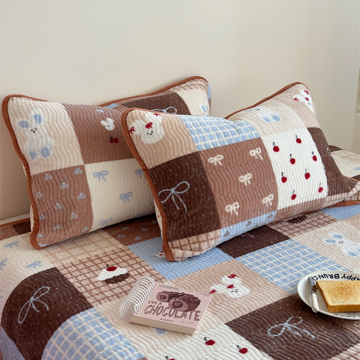 91家纺网 家纺一手货源 找家纺 暖生活 2025新款高克重牛奶绒床盖三件套 蝴蝶结拼图