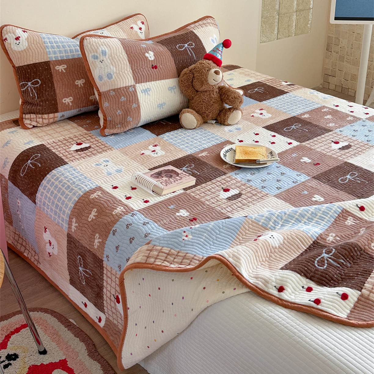 91家纺网 家纺一手货源 找家纺 暖生活 2025新款高克重牛奶绒床盖三件套 蝴蝶结拼图