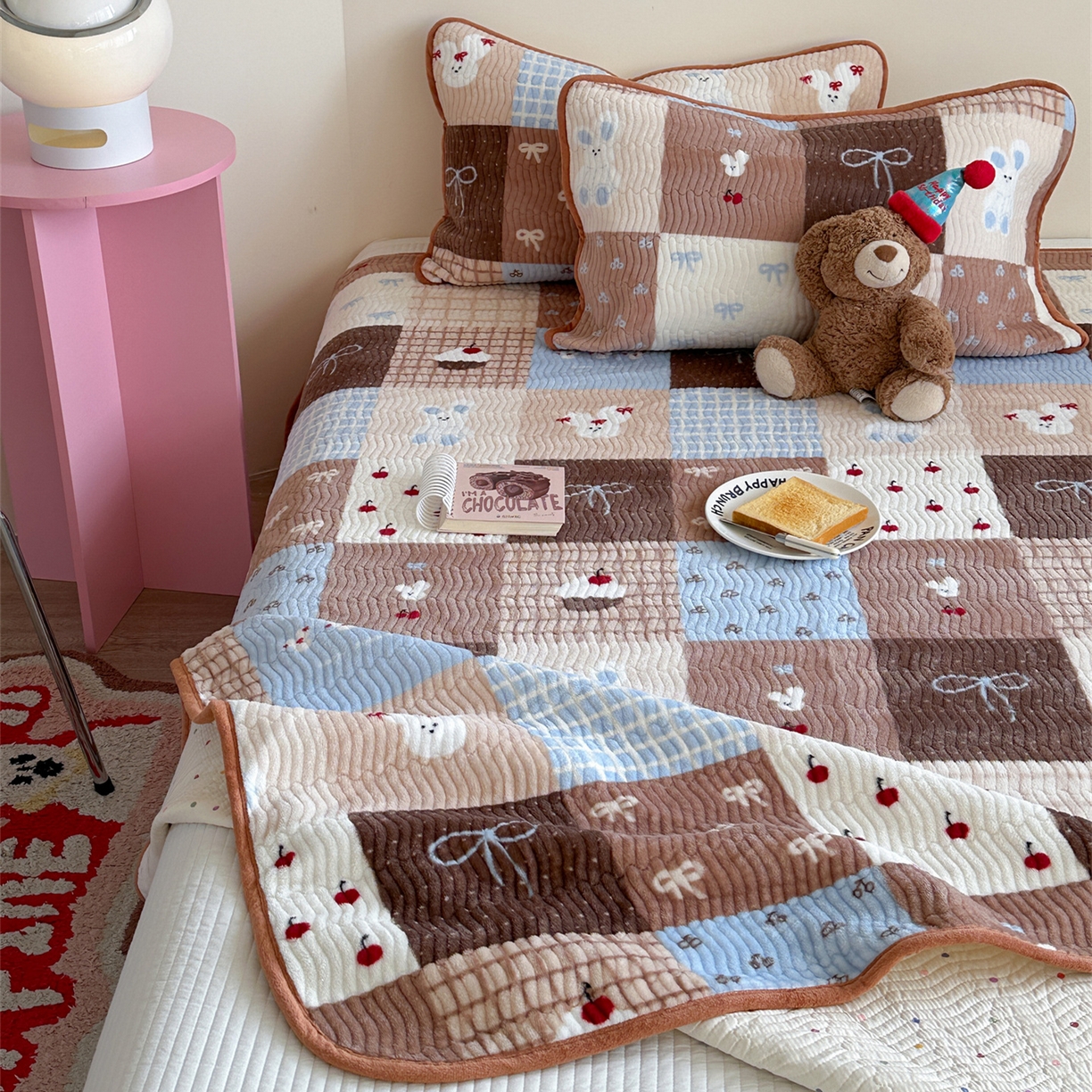 91家纺网 家纺一手货源 找家纺 暖生活 2025新款高克重牛奶绒床盖三件套 蝴蝶结拼图