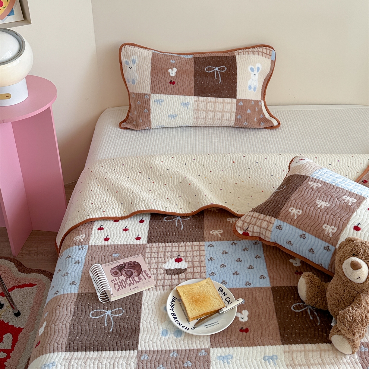 91家纺网 家纺一手货源 找家纺 暖生活 2025新款高克重牛奶绒床盖三件套 蝴蝶结拼图