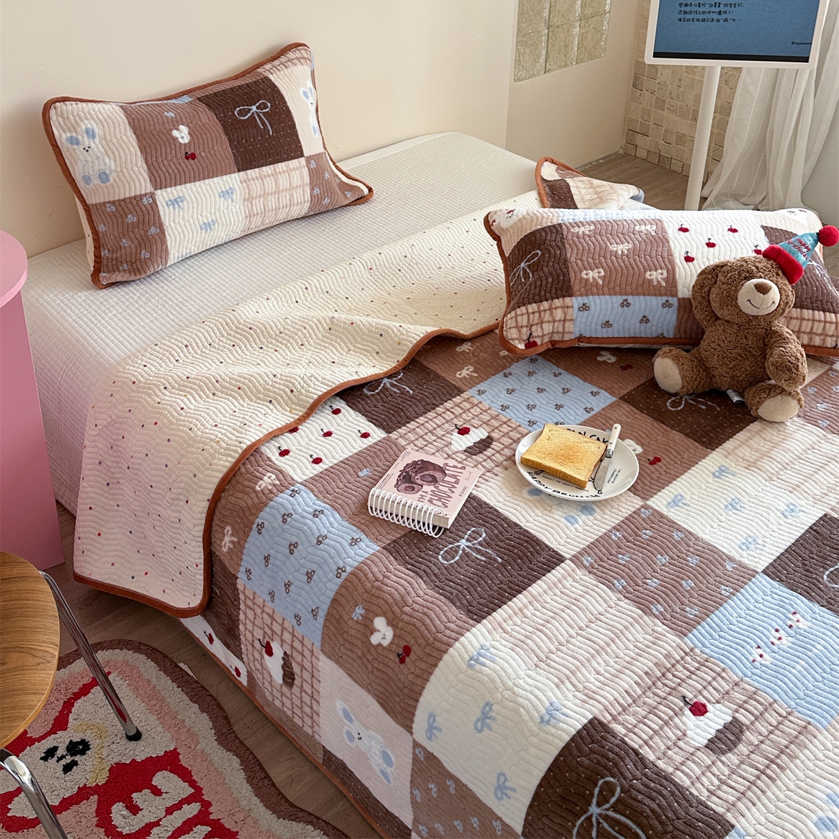 91家纺网 家纺一手货源 找家纺 暖生活 2025新款高克重牛奶绒床盖三件套 蝴蝶结拼图