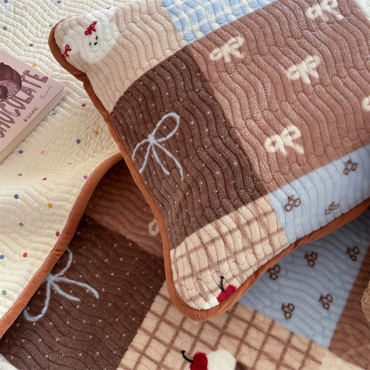 91家纺网 家纺一手货源 找家纺 暖生活 2025新款高克重牛奶绒床盖三件套 蝴蝶结拼图