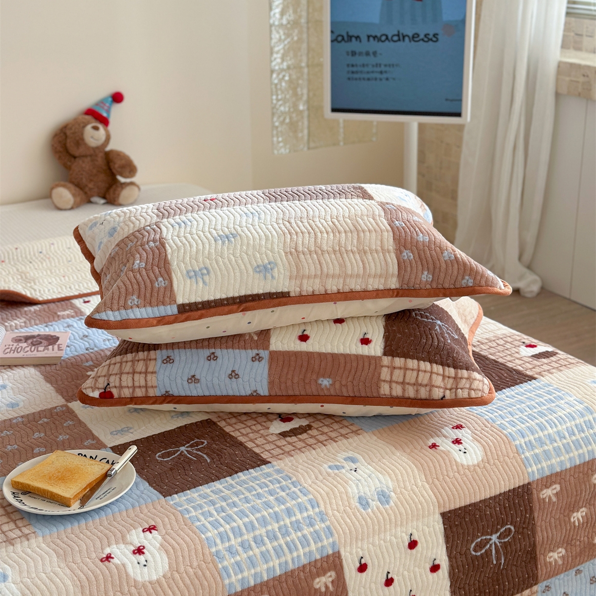 91家纺网 家纺一手货源 找家纺 暖生活 2025新款高克重牛奶绒床盖三件套 蝴蝶结拼图