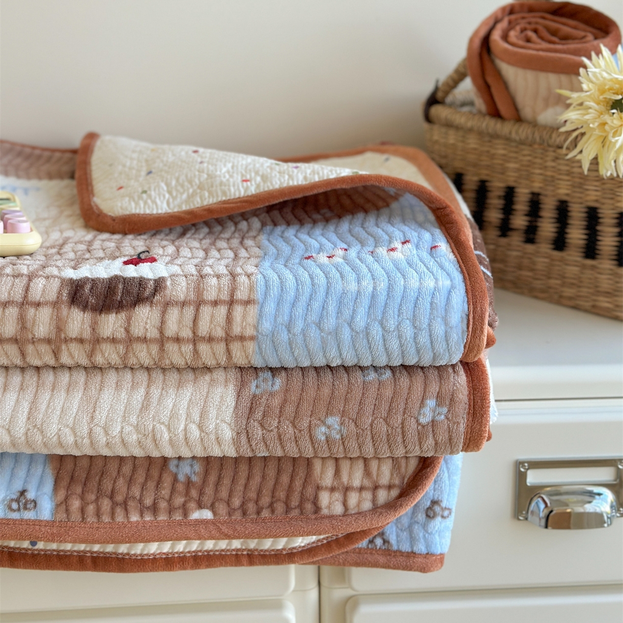 91家纺网 家纺一手货源 找家纺 暖生活 2025新款高克重牛奶绒床盖三件套 蝴蝶结拼图