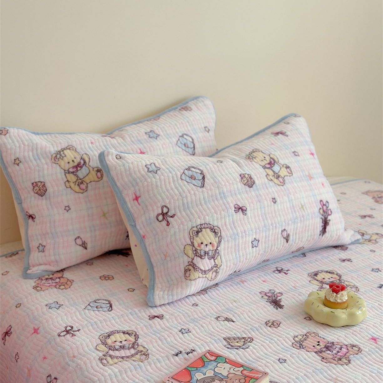 91家纺网 家纺一手货源 找家纺 暖生活 2025新款高克重牛奶绒床盖三件套 萝莉小熊