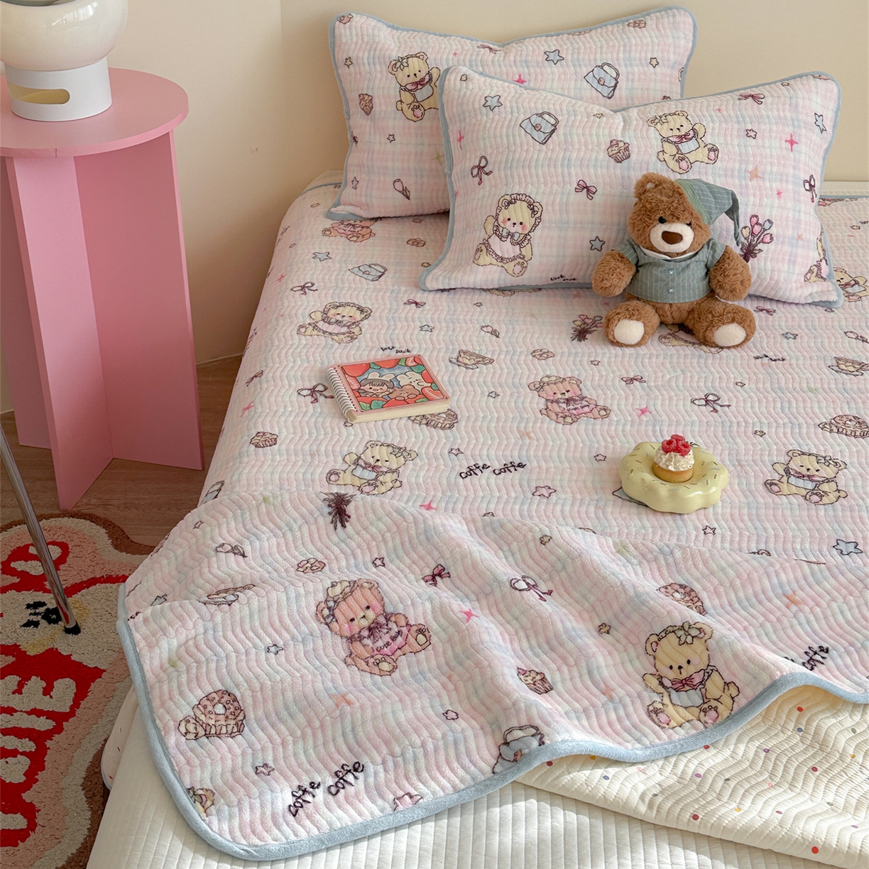 91家纺网 家纺一手货源 找家纺 暖生活 2025新款高克重牛奶绒床盖三件套 萝莉小熊