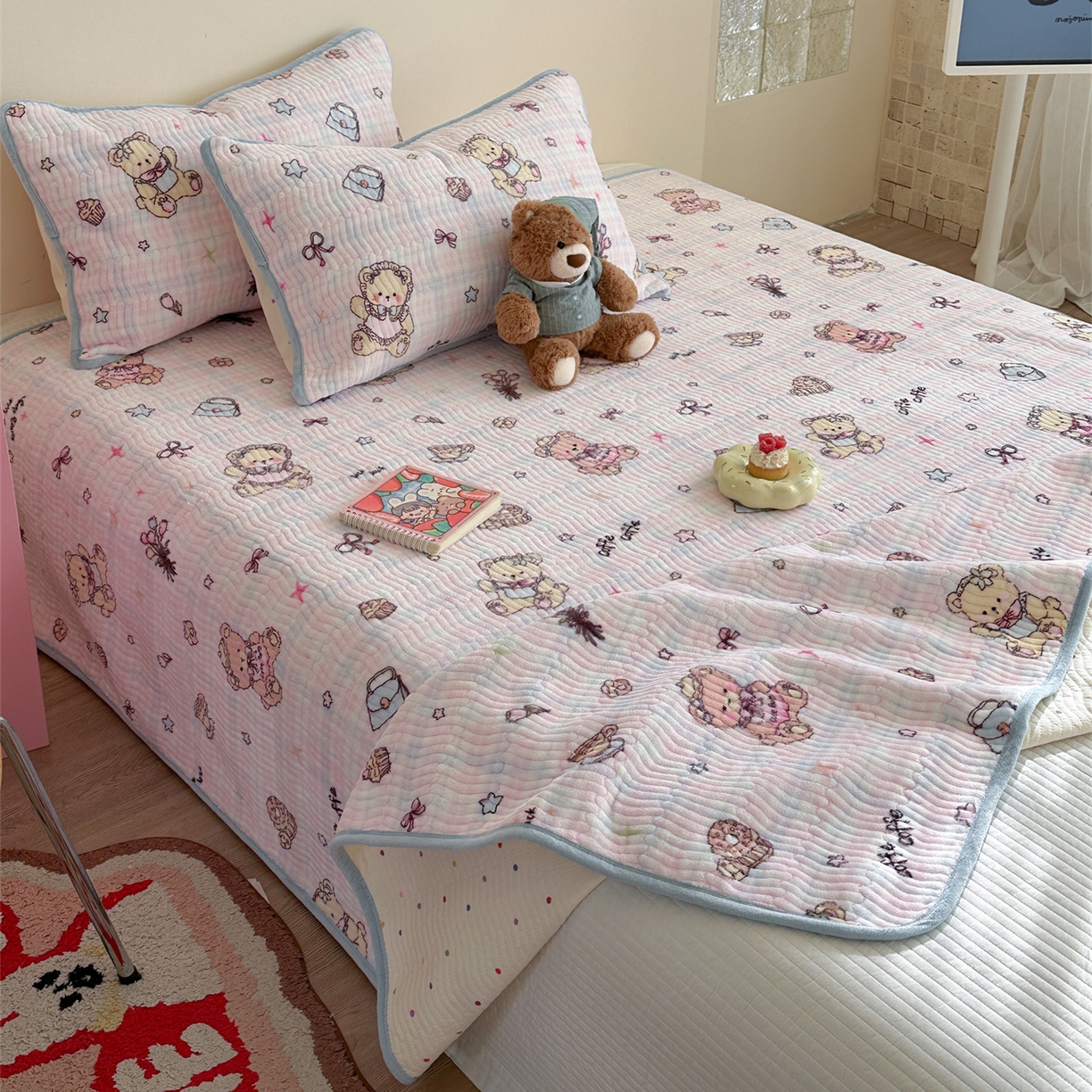 91家纺网 家纺一手货源 找家纺 暖生活 2025新款高克重牛奶绒床盖三件套 萝莉小熊