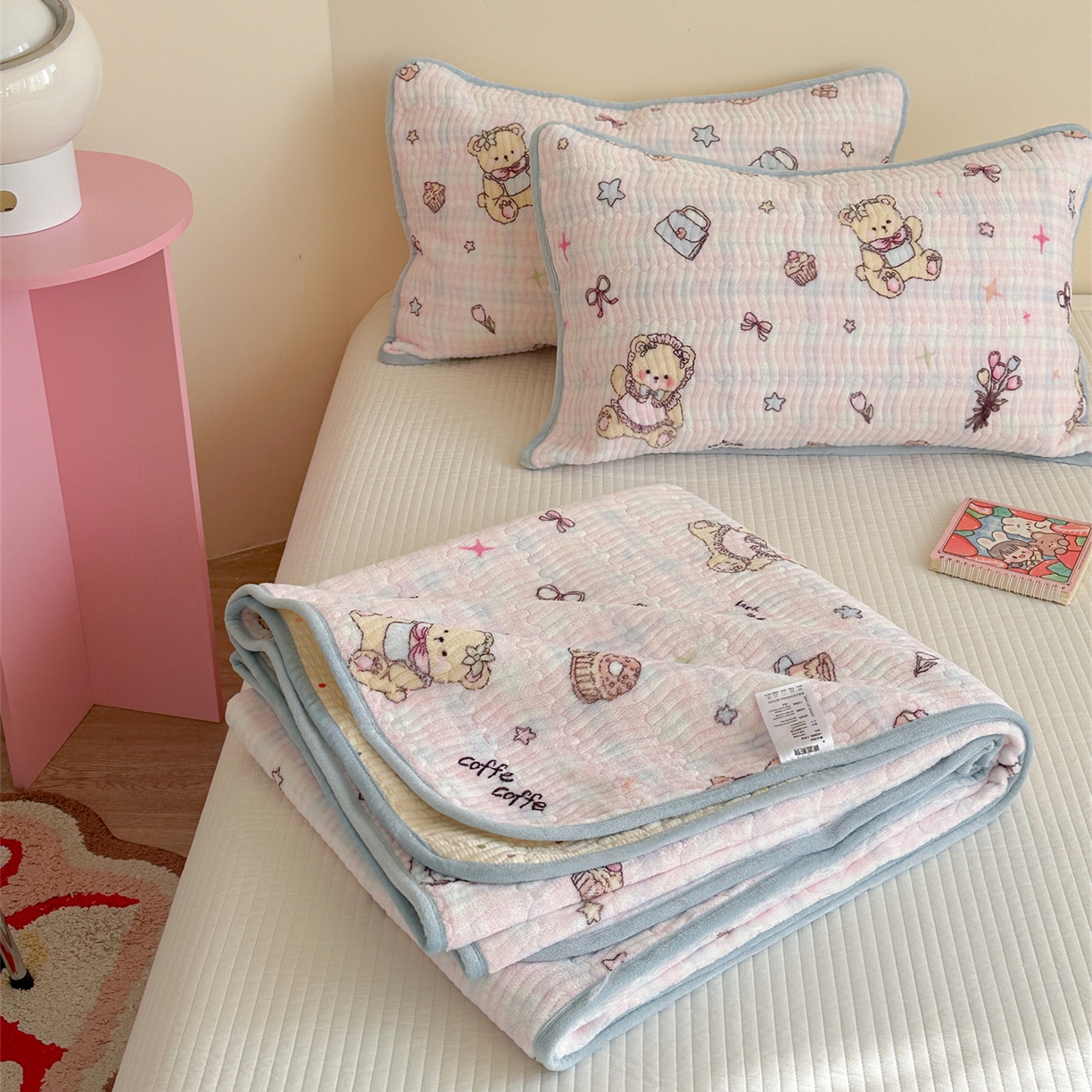 91家纺网 家纺一手货源 找家纺 暖生活 2025新款高克重牛奶绒床盖三件套 萝莉小熊