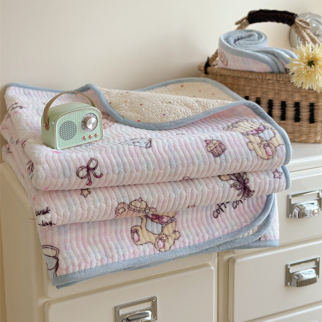 91家纺网 家纺一手货源 找家纺 暖生活 2025新款高克重牛奶绒床盖三件套 萝莉小熊