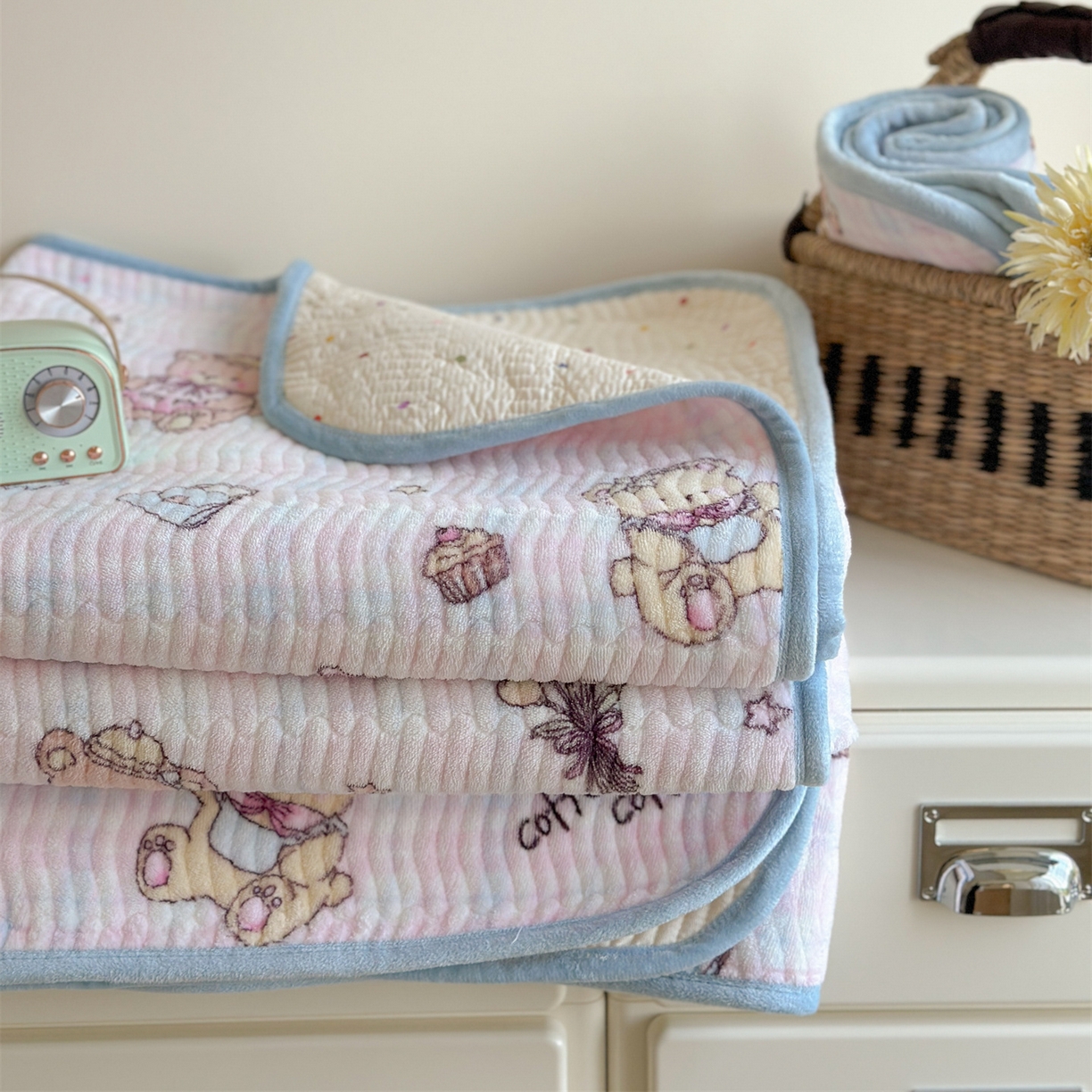 91家纺网 家纺一手货源 找家纺 暖生活 2025新款高克重牛奶绒床盖三件套 萝莉小熊