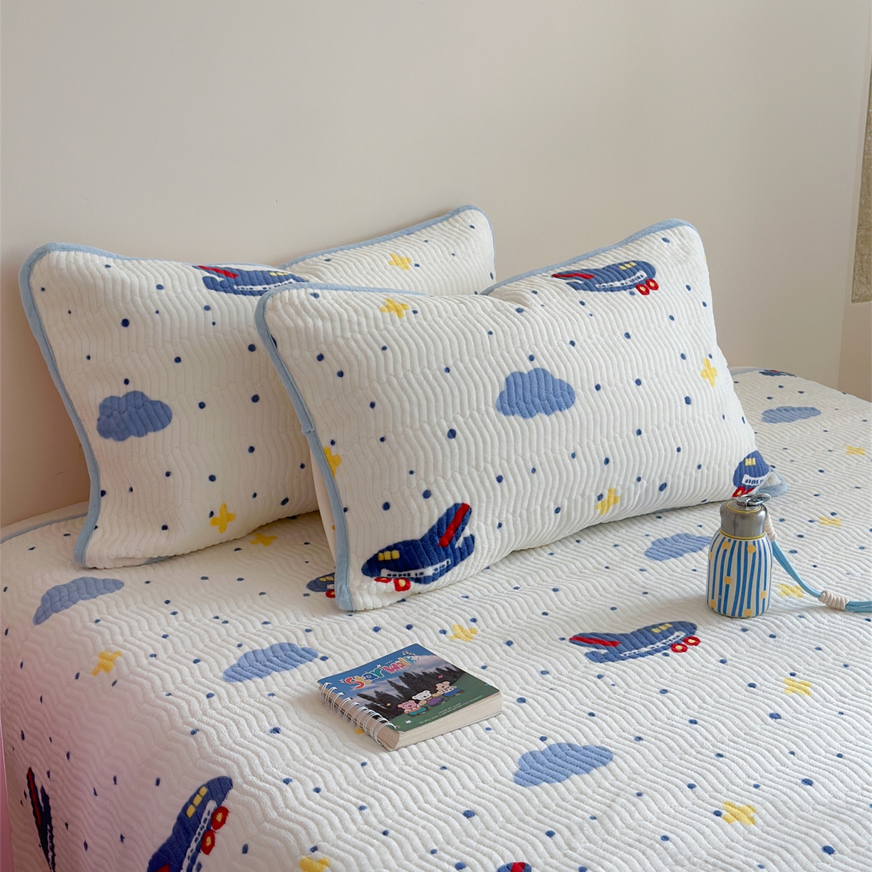 91家纺网 家纺一手货源 找家纺 暖生活 2025新款高克重牛奶绒床盖三件套 小飞机