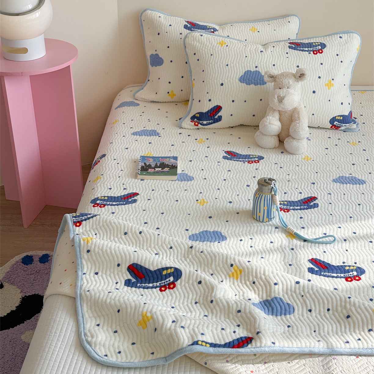 91家纺网 家纺一手货源 找家纺 暖生活 2025新款高克重牛奶绒床盖三件套 小飞机