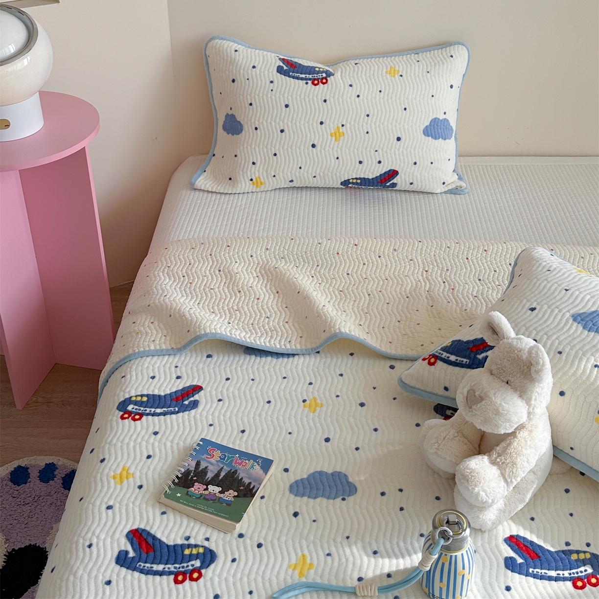 91家纺网 家纺一手货源 找家纺 暖生活 2025新款高克重牛奶绒床盖三件套 小飞机