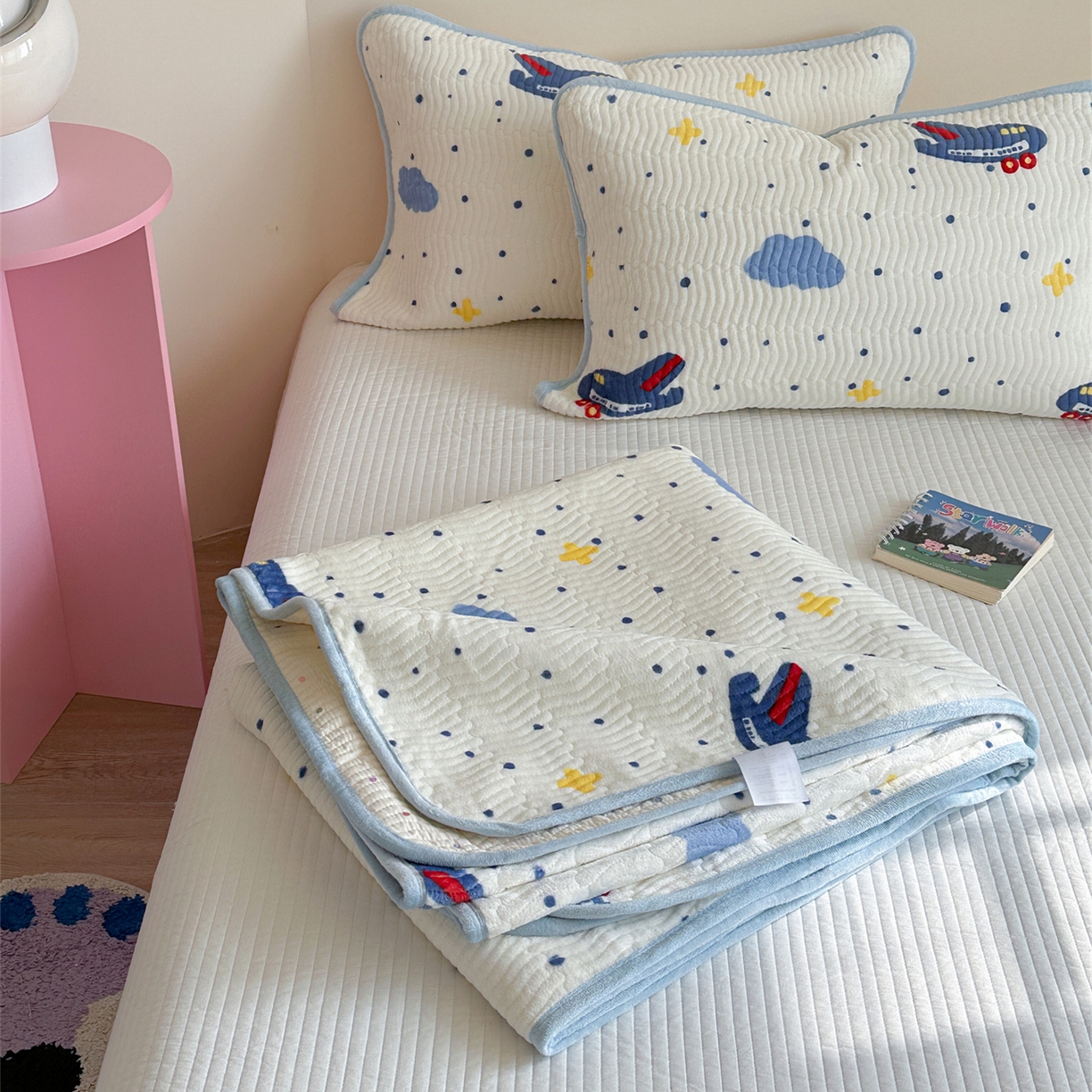 91家纺网 家纺一手货源 找家纺 暖生活 2025新款高克重牛奶绒床盖三件套 小飞机